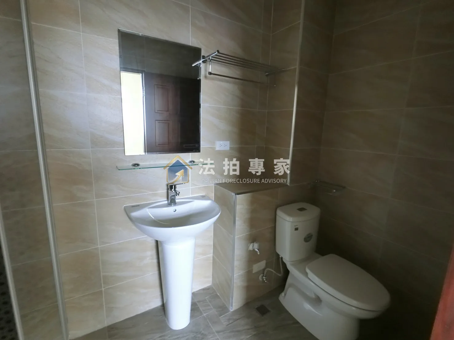 清水┃民和路┃全新電梯別墅┃法拍交屋實照交屋照片縮圖 4